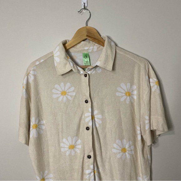 Women's Daisy Print Terrycloth Cream Button Down Short Sleeve Top - Picture 2 of 7